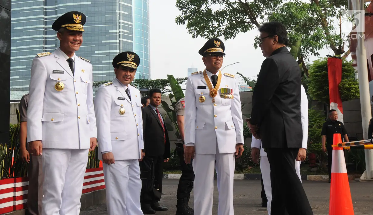 Mendagri Tjahjo Kumolo (kanan) berbincang dengan gubernur dan wakil gubernur hasil Pilkada 2018 di Gedung KPK, Jakarta, Rabu (5/9). Empat pasang gubernur dan wakil gubernur menyambangi KPK usai dilantik Presiden Jokowi. (Merdeka.com/Dwi Narwoko)