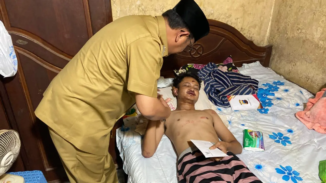 Penjabat Bupati Kudus Hasan Chabibie memberikan bantuan dukungan moral kepada korban. (Liputan6.com/Arief Pramono)
