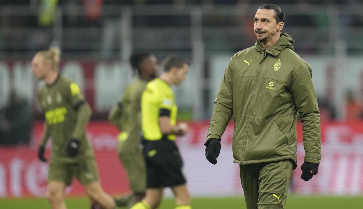 Pemain AC Milan, Zlatan Ibrahimovic dalam pertandingan lanjutan pekan ke-22 Serie A musim 2022/2023 melawan Torino yang berlangsung di San Siro, Milan, Sabtu (11/2/2023) dini hari WIB. Meskipun tidak bermain, kehadiran pemain gaek tersebut punya arti yang penting bagi skuad Milan. Ibrahimovic dinilai punya peran lebih dari sekadar hadir di lapangan. (AP Photo/Antonio Calanni)