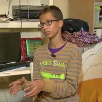 Ahmed Mohamed ditangkap hanya gara-gara jam buatannya dibilang mirip bom. Dia diseret dengan borgol layaknya teroris.