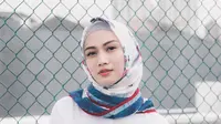 Memakai Hijab berwarna putih dengan corak biru dan merah, membuat penampilan Melody terkesan santai dan tenang. (Liputan6.com/IG/melodylaksani92)