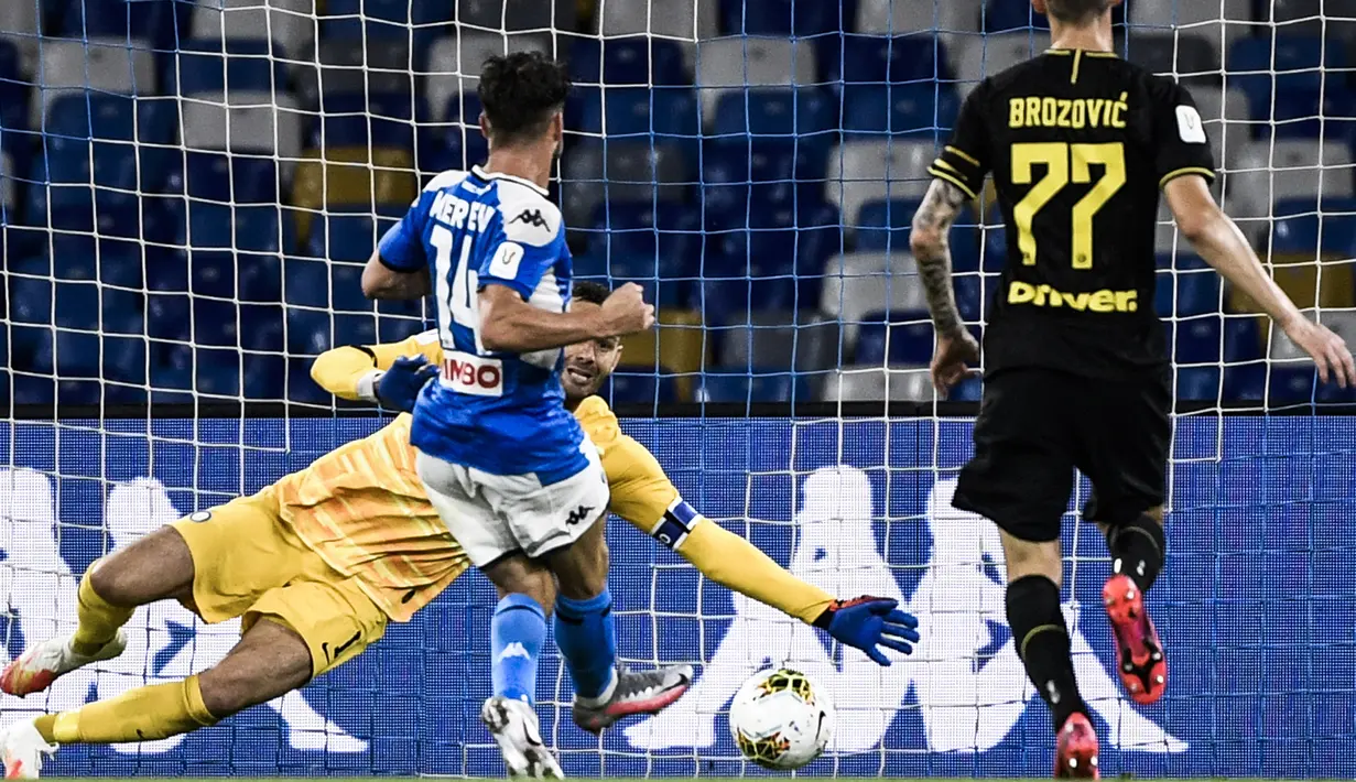 Pemain Napoli Dries Mertens (tengah) mencetak gol ke gawang Inter Milan pada leg kedua semifinal Coppa Italia di San Paolo Stadium, Naples, Italia, Sabtu (13/6/2020). Pertandingan berakhir 1-1, Napoli lolos ke final Coppa Italia dengan agregat 2-1. (Filippo MONTEFORTE/AFP)