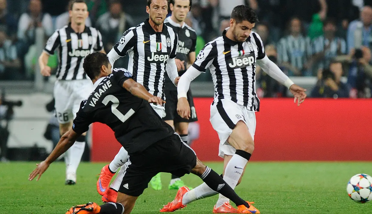 Penyerang Juventus, Alvaro Morata (kanan) berusaha melewati bek Real Madrid Raphael Varane pada leg pertama babak semifinal Liga Champions di Juventus Stadium, Rabu (6/5/2015). Juventus menang 2-1 atas Real Madrid. (Reuters/Giorgio Perottino)