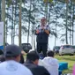 Staf Khusus III, Arya Sinulingga menyampaikan pesan Menteri BUMN RI Erick Thohir saat roadshow ke-5 acara bertajuk 1000 Manusia Bercerita yang diselenggarakan pada Selasa (27/2) di Watu Beach Lamaru, Balikpapan, Kalimantan Timur.