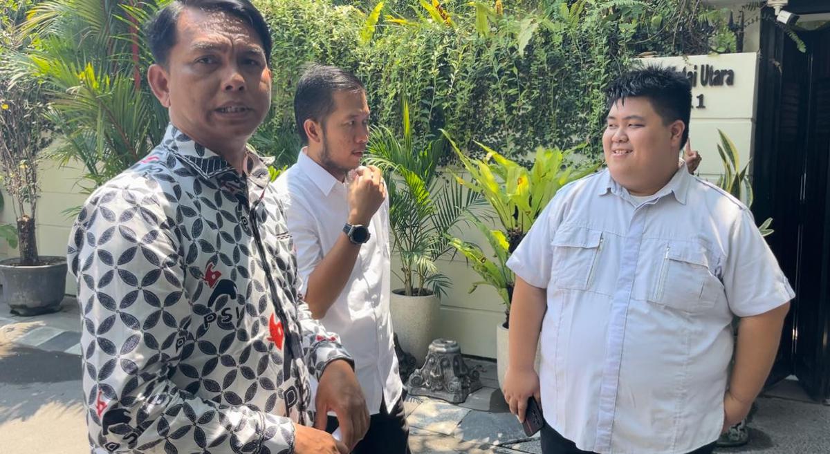 Rencana itu diungkap Ketua DPW PSI Jawa Tengah, Antonius Yogo Prabowo usai bertemu Jokowi di kediamannya Jalan Kutai Utara, Sumber, Solo, Selasa (1/9). (merdeka.com/arie sunaryo).