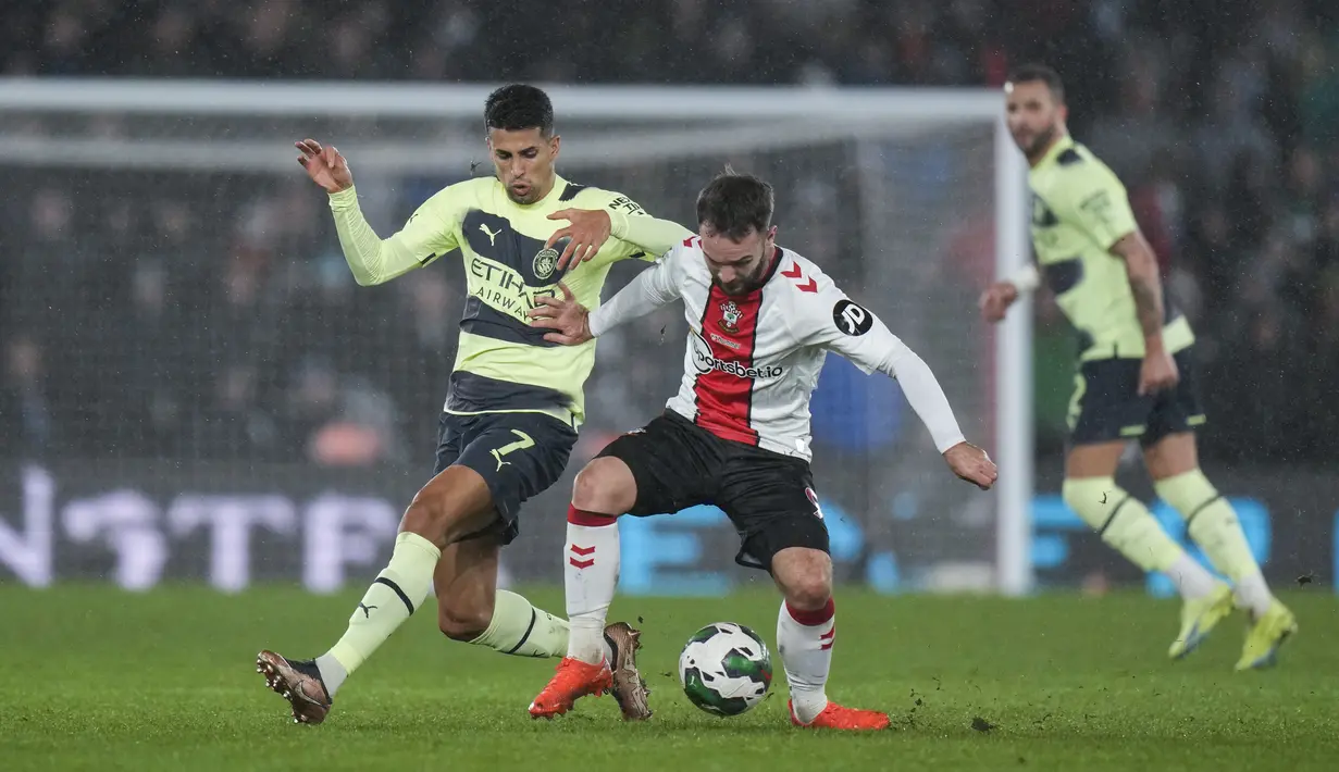 <p>Pemain Southampton, Adam Armstrong berusaha mengontrol bola dari kawalan pemain Manchester City, Joao Cancelo selama pertandingan perempat final Piala Liga Inggris di stadion St Mary di Southampton, Inggris, Kamis (12/1/2023). Southampton menang atas Man City dengan skor 2-0 dan melangkah ke semifinal. (AP Photo/Hibah Alastair)</p>