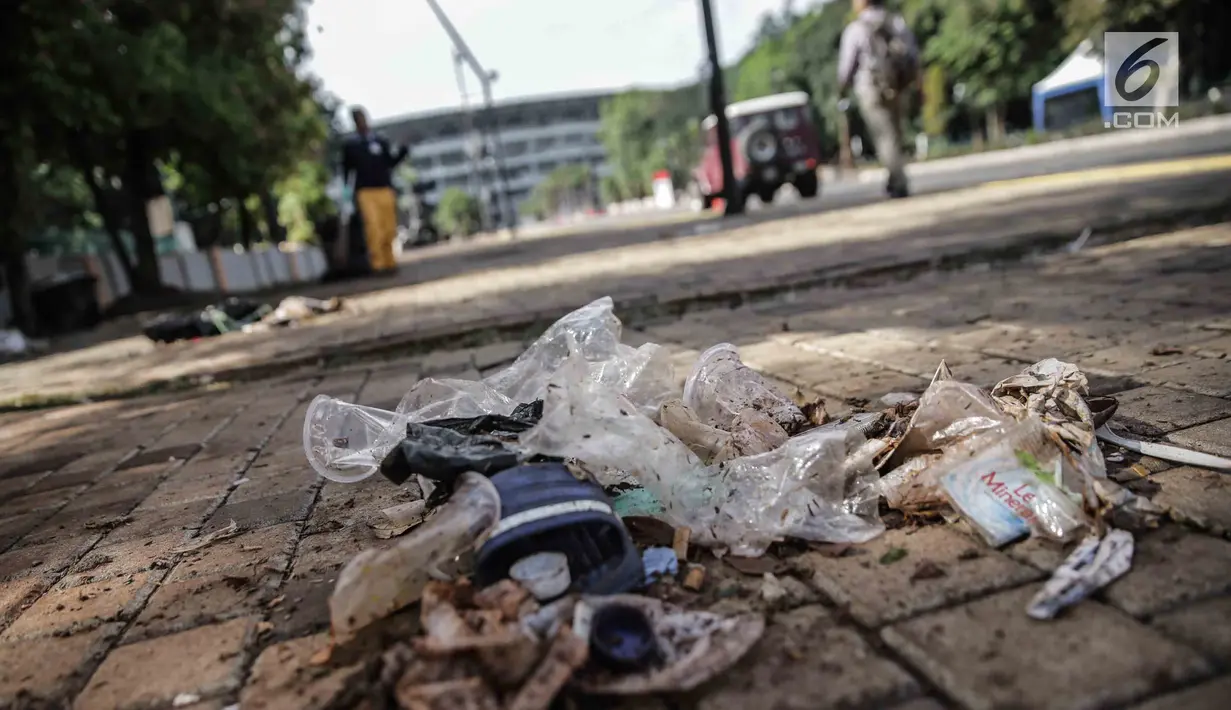 Sampah terlihat di area Stadion Utama Gelora Bung Karno setelah laga Final Piala Presiden 2018, Jakarta, Minggu (18/2). Kebanyakan sampah yang ada adalah bungkus makanan dan botol minuman yang dibiarkan tercecer begitu saja. (Liputan6.com/Faizal Fanani)