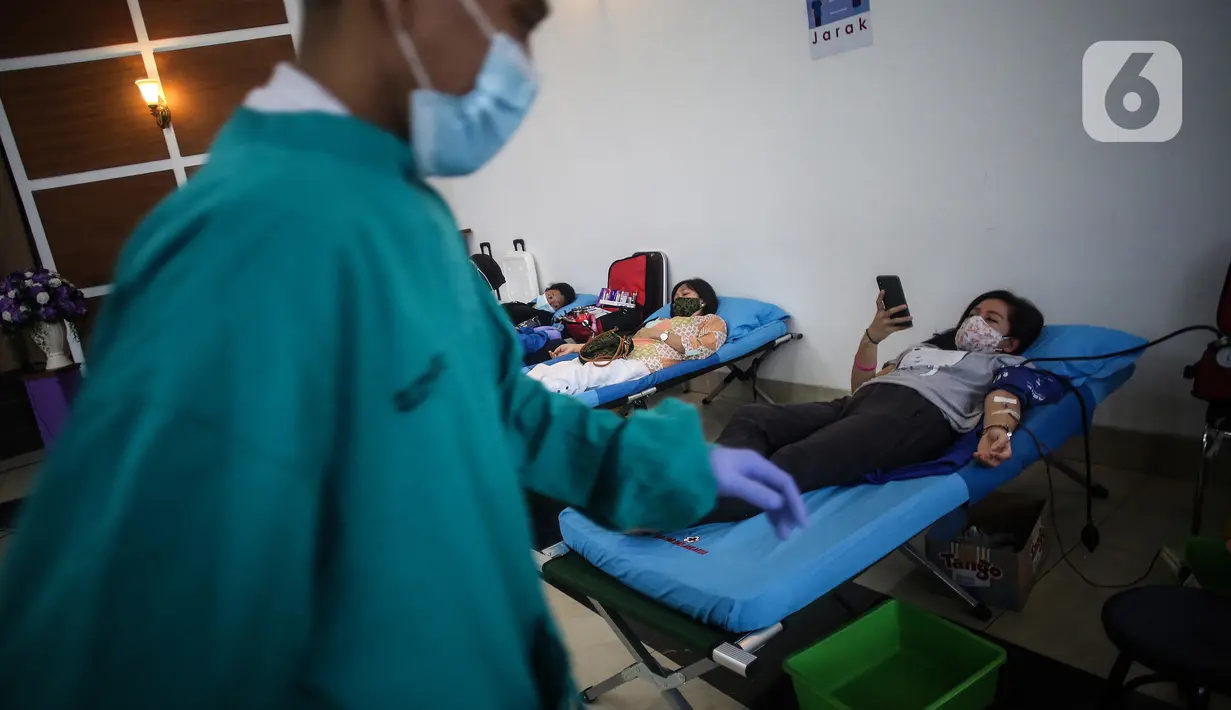 Warga dan jemaat mendonorkan darahnya dengan menerapkan protokol kesehatan di Gereja Protestan Indonesia Bagian Barat (GPIB) Effatha, Jakarta, Sabtu (14/8/2020). Kegiatan donor darah merupakan agenda rutin yang sempat terhenti akibat pandemi Covid-19. (Liputan6.com/Johan Tallo)