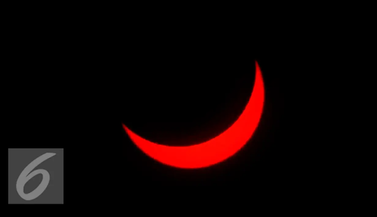 Puncak gerhana matahari terlihat dari langit Jakarta, Rabu (9/3/2016). Di Jakarta, gerhana matahari terjadi sebesar 88,76 persen selama sekitar 2 jam yang dimulai pukul 06.19 WIB dan berakhir pada 08.31 WIB. (Liputan6.com/Faizal Fanani)