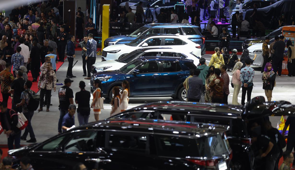 Pengunjung melihat-lihat mobil yang dipamerkan saat International Motor Show (IIMS) 2026 di JIExpo Kemayoran, Jakarta, Kamis (5/2/2026). Indonesia International Motor Show (IIMS) 2026, kembali digelar. (Kapanlagi.com/Budy Santoso)