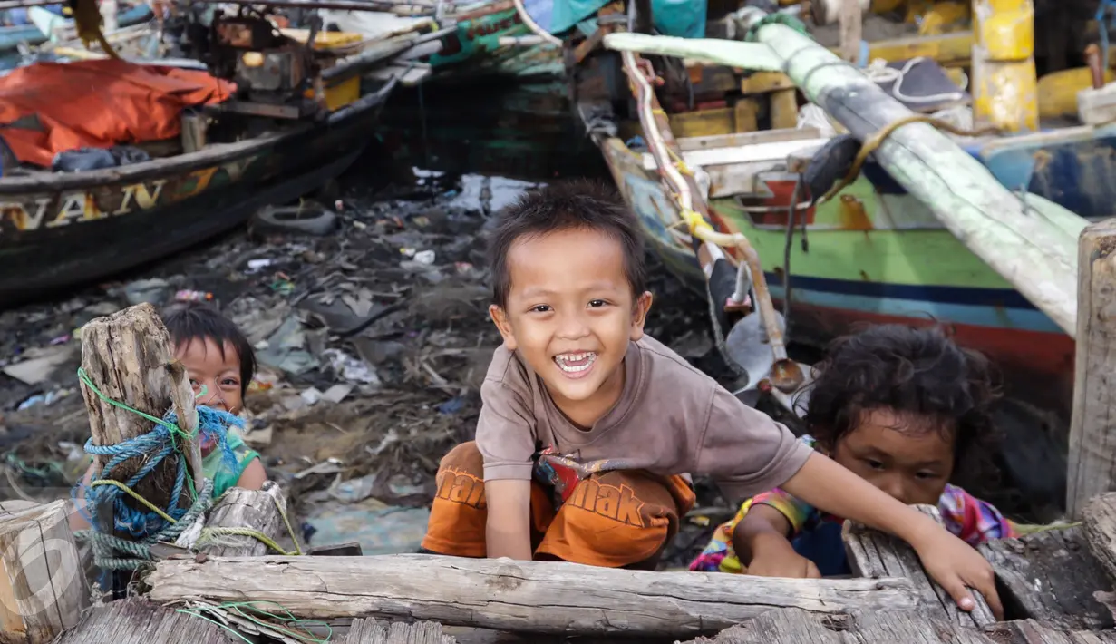 Anak-anak bermain dan tertawa ketika diambil fotonya di kawasan Kampung Nelayan Cilincing, Jakarta Utara Rabu (8/2). (Fery Pradolo/Liputan6.com)