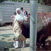 Ria Ricis tak kuasa menahan air mata jelang sapinya di sembelih. Pada tahun ini, Ria Ricis kurban sapi besar yang bernama Hayabusa. Terlihat di kanal Youtubenya, Ricis beberapa kali mengusap air mata sebelum Hayabusa disembelih. [Youtube/Ricis Official]