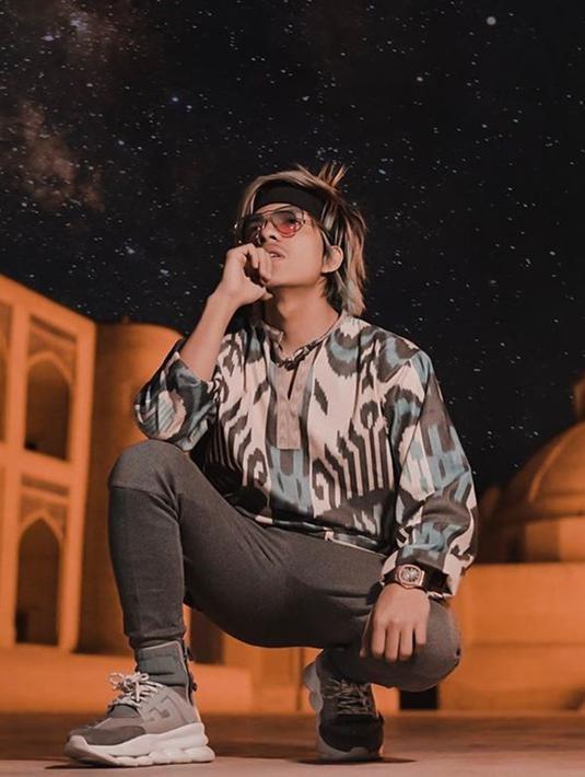 Berada di Uzbekistan tidak dengan editornya tentu menjadi hambatan ketika memproduksi sebuah konten baru. Maka dari itu Atta Halilintar putuskan untuk rehat sejenak sekalian merasakan liburan ke Uzbekistan. (Liputan6.com/IG/@attahalilintar)