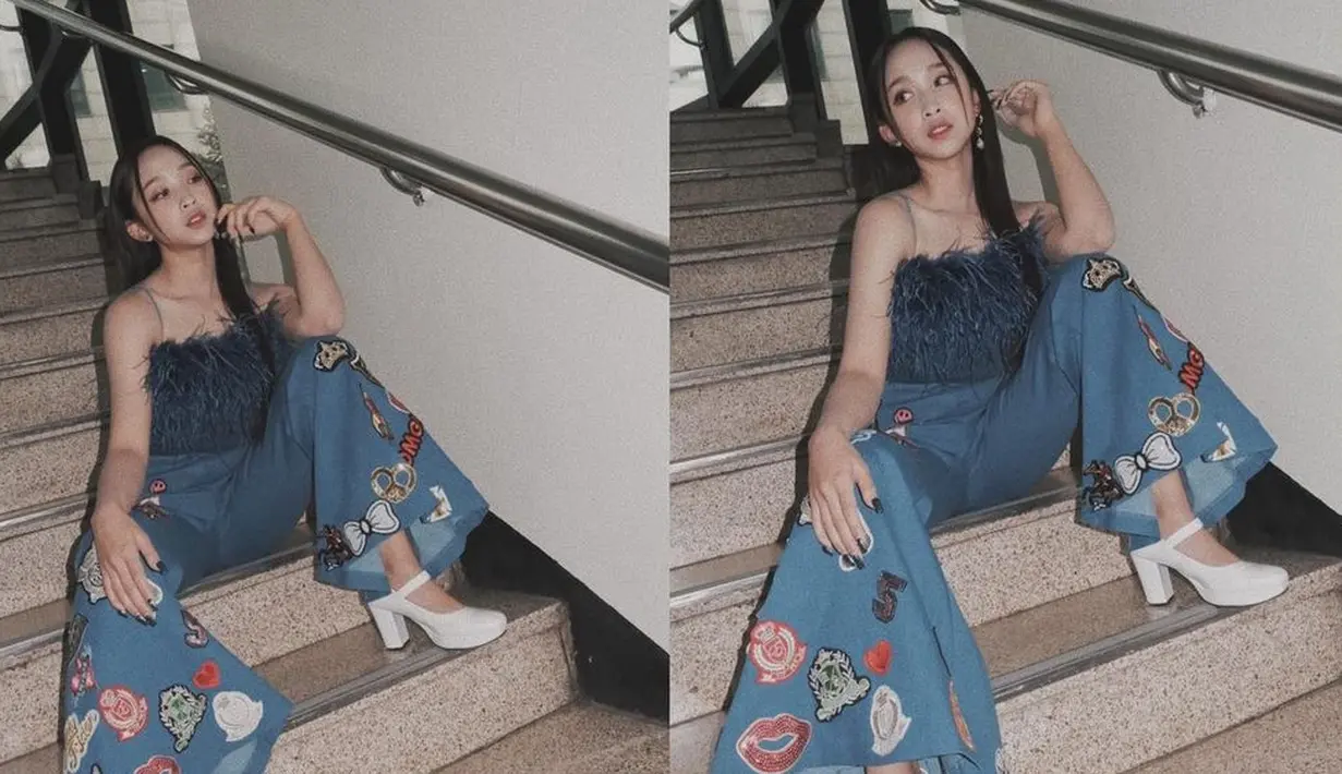 Di sini Dita Karang tampil super edgy dengan crop top off-shoulder yang dipenuhi bulu berwarna biru, serasi dengan cutbray jeans yang dipenuhi bordir, dan chunky heel mary jane shoes. Foto: Instagram.