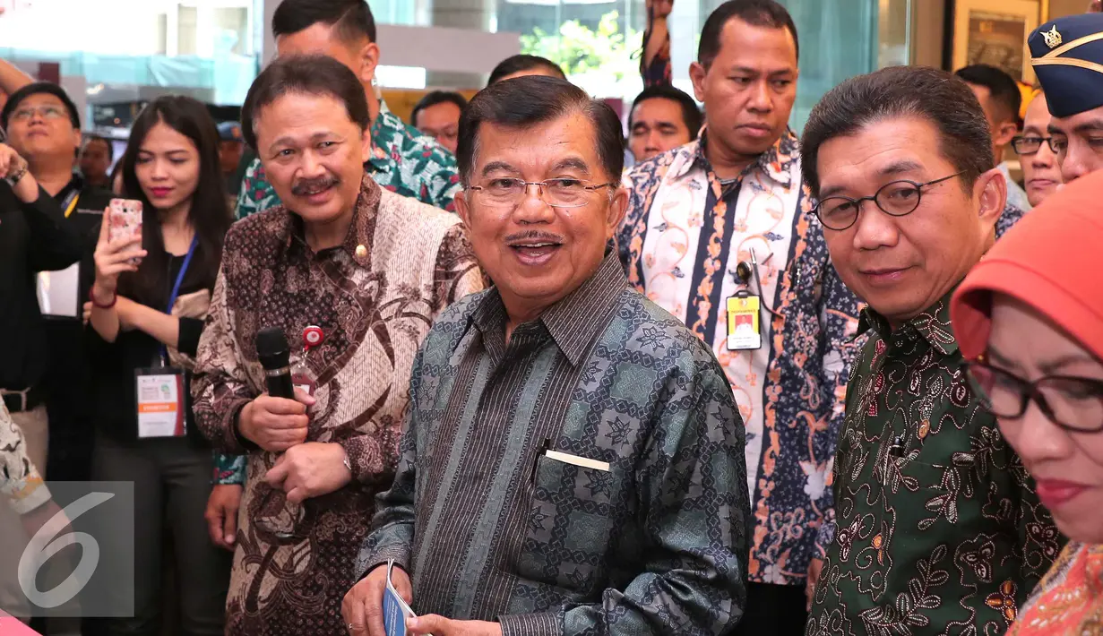 Wapres Jusuf Kalla berbincang dengan Dirut BEI Tito Sulistio, Ketua Dewan Komisioner OJK Muliaman D. Hada saat menghadiri Kampanye Yuk Nabung Saham di BEI, Jakarta, Kamis (12/11). (Liputan6.com/Angga Yuniar)