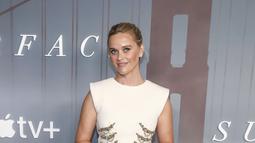 Reese Witherspoon berpose saat menghadiri pemutaran perdana film "Surface" untuk Apple TV+ di Perpustakaan Morgan di New York, Senin (25/7/2022). Aktris berusia 46 tahun yang berperan sebagai produser eksekutif di acara itu memukau dengan rambut pirangnya disisir ke belakang menjadi updo cantik dengan beberapa gumpalan longgar menjuntai bebas. (AP Photo/Andy Kropa)