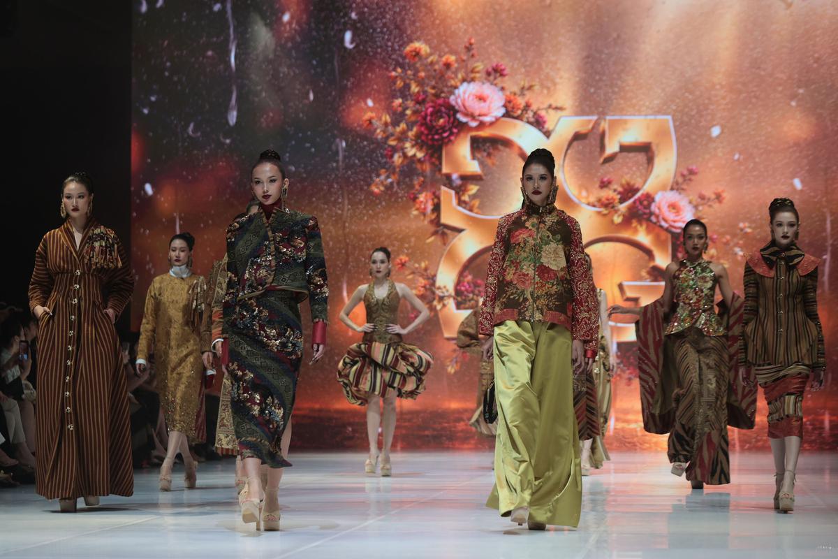 Ornamen Klasik dalam Balutan Busana Mewah