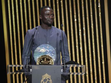 Pemain Bayern Munchen, Sadio Mane terpilih mendapatkan penghargaan Socrates edisi pertama saat acara puncak penganugerahan gelar Ballon d’Or 2022. (AP/Francois Mori)