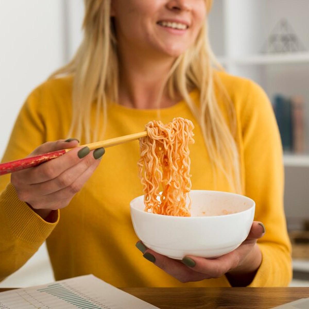 Ilustrasi Makan Mie