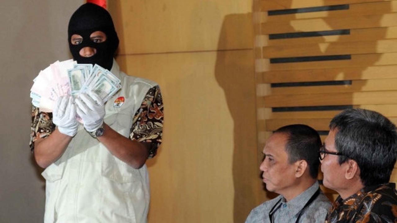 KPK tunjukkan ribuan dolar hasil OTT ketua PTUN Medan