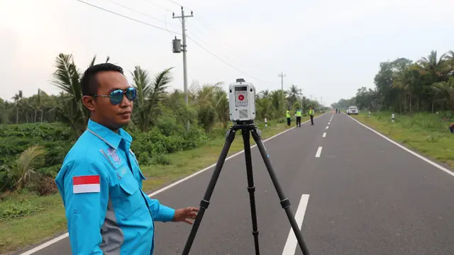 Satuan Lantas Polres Kebumen bersama tim Traffic Accident Analysis (TAA) Ditlantas Polda Jateng mengolah tempat kejadian perkara (TKP), Senin (30/12/2019). (Foto: Liputan6.com/Polres Kebumen/Muhamad Ridlo)