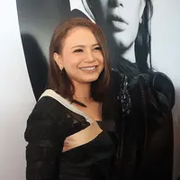 "Terus EO-nya dituntut sama penonton dan dipolisikan. Akhirnya kita nggak dibayar, kita malah nyumbang," kenang Rossa. (Deki Prayoga/Bintang.com)