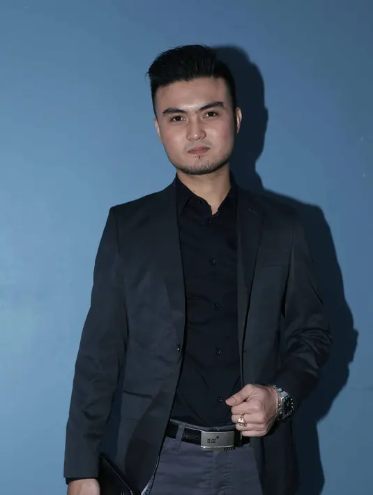 Berbeda dengan penampilannya saat menekuni dunia entertainment, kini penampilan Gilbert lebih gagah dengan setelan jas. (Andy Masela/Bintang.com)