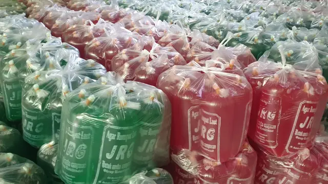Ribuan kantong produksi agar-agar merek ‘Jaya Ragit Gumilar’ (RJG) Garut, Jawa Barat siap didistribusikan ke beragai wilayah menjelang Ramadan. (Liputan6.com/Jayadi Supriadin)
