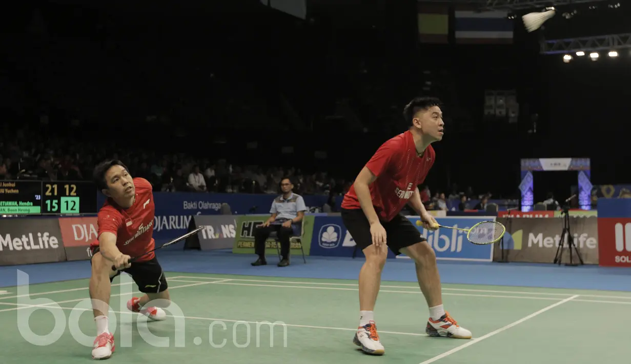 Pasangan Indonesia-Malaysia Hendra Setiawan / Boon Heong Tan, kalah dari pasangan China, Li Junhui dan Liu Yuchen pada laga Indonesia Open 2017 di JCC, Kamis, (15/6/2017). Pasangan China menang dengan skor 21-15, 21-15. (Bola.com/M Iqbal Ichsan)
