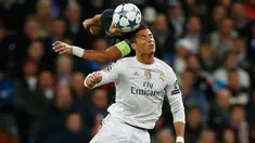 Bek Paris St Germain, Thiago Silva (kiri) berebut bola udara dengan gelandang Real Madrid, Cristiano Ronaldo pada liga champions di stadion Santiago Bernabeu, Madrid, Spanyol (3/11). Real Madrid menang atas PSG dengan skor 1-0. (Reuters/Sergio Perez)