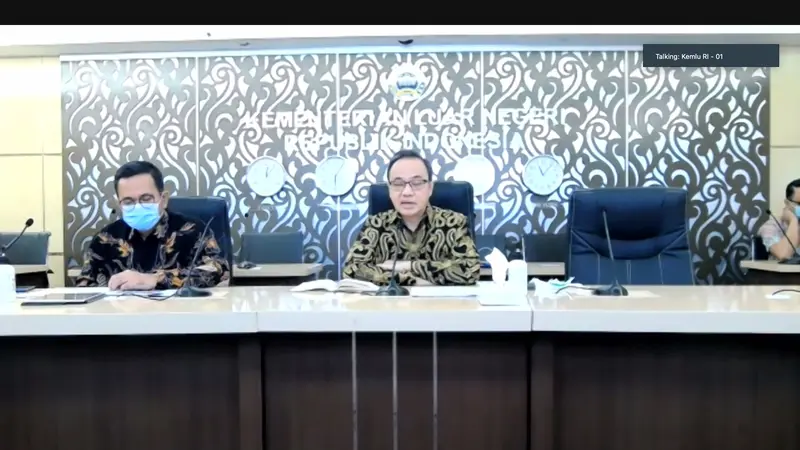 Teuku Faizasyah (kanan) dalam media briefing bersama awak media secara virtual terkait pelaksanaan BDF ke-13 pada Jumat (4/12/2020).