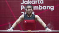 Atlet angkat besi, Sri Wahyuni, saat berlaga pada Asian Games di JIExpo, Jakarta, Senin, (20/8/2018). Sri Wahyuni menyumbang medali perak dengan total angkatan 195 kg. (Bola.com/Vitalis Yogi Trisna)