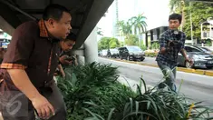 Anggota Komisi V DPR F-PKB Fathan Subchi, lari terbirit-birit usai pemeriksaan sebagai saksi terkait kasus suap Damayanti Wisnu Putranti, di KPK, Jakarta, Kamis (25/2). Fathan diperiksa sebagai saksi untuk tersangka Abdul Khoir (Liputan6.com/Helmi Afandi)