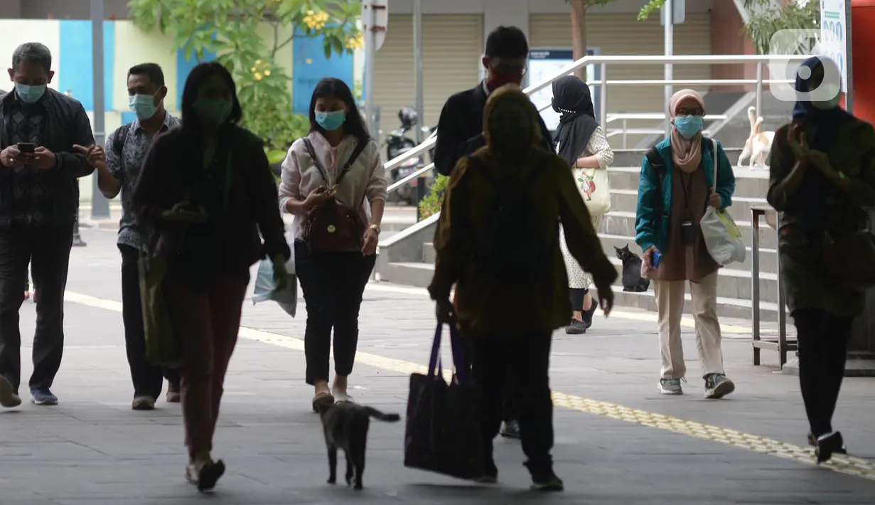 Orang-orang berjalan untuk pulang setelah jam kerja di terowongan Kendal, Jakarta, Kamis (7/1/2021). Kasus positif virus Corona COVID-19 di Indonesia hari ini pecah rekor dengan tambahan 9.321. Total kasus positif Corona di Tanah Air menjadi 797.723. (merdeka.com/Imam Buhori)