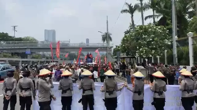 Sejumlah elemen massa menggelar aksi memperingati Hari Tani Nasional di depan Gedung DPR RI, Senayan, Jakarta Pusat, Kamis (24/9/2026). (Liputan6.com/Ady Anugrahadi)