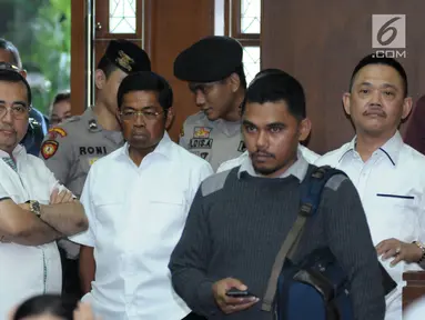 Mensos, Idrus Marham (tengah) berada di ruang sidang pengadilan Tipikor jelang sidang tuntutan kasus dugaan korupsi proyek e-KTP dengan terdakwa Setya Novanto, Jakarta, Kamis (29/3). Sidang mendengar pembacaan tuntutan. (Liputan6.com/Helmi Fithriansyah)