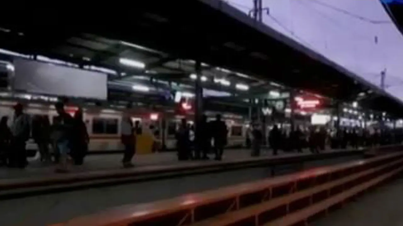 VIDEO: Calon Penumpang Kereta Melahirkan di Stasiun Manggarai