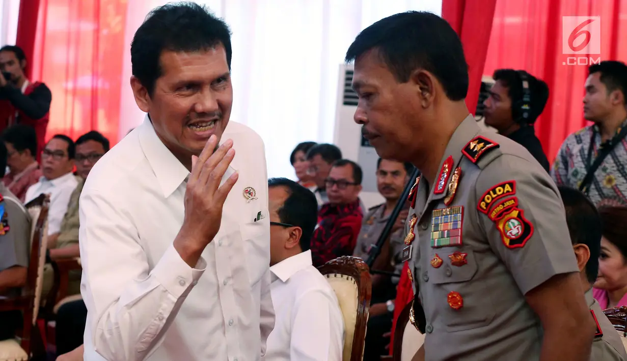 Menpan RB Asman Abnur menghadiri peluncuran program layanan proses pengurusan BPKB berbasis online di Polda Metro Jaya, Senin (13/11). Layanan digital yang terintegrasi secara sistem ini disebut 'Integrated BPKB System'. (Liputan6.com/Johan Tallo)