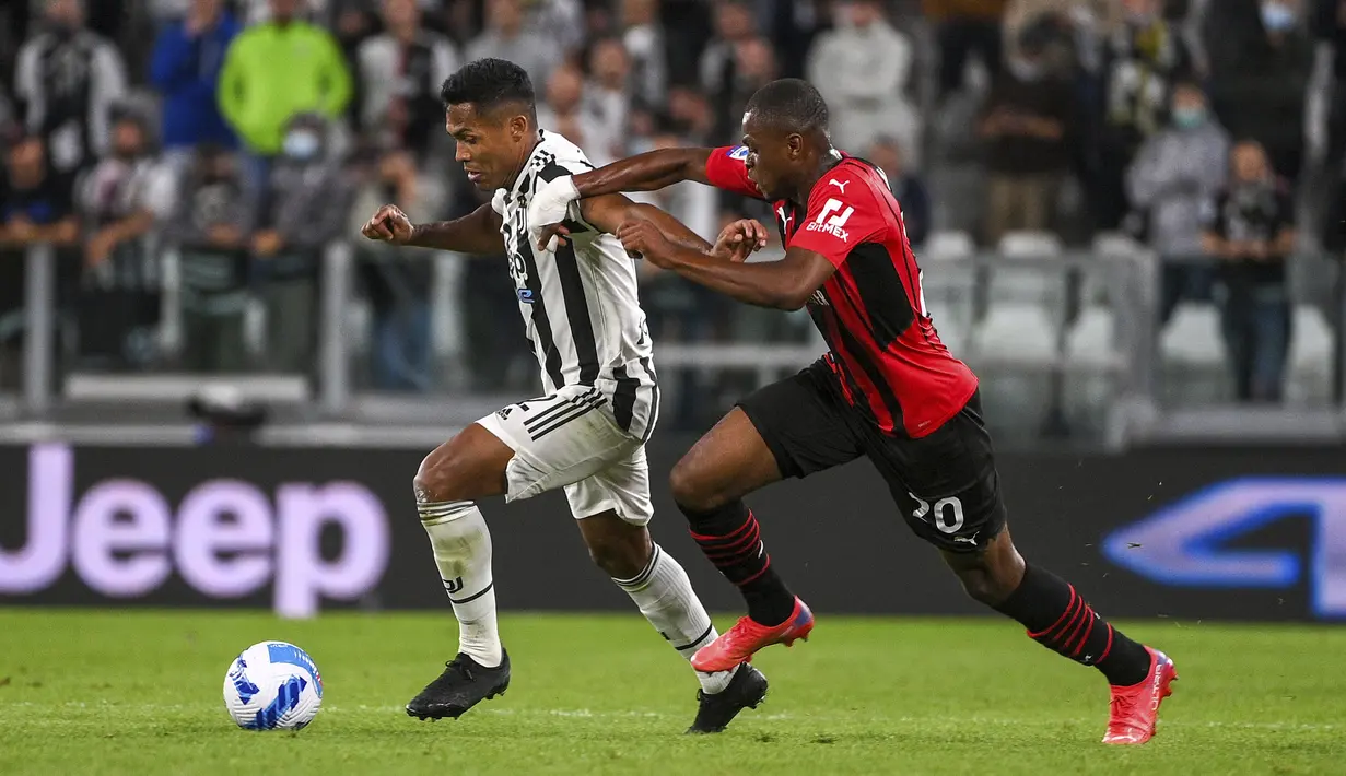 Bek AC Milan, Pierre Kalulu (kanan) mennatang bek Juventus, Alex Sandro pada pekan ke-4 Liga Italia di Allianz Stadium, Senin (20/9/2021) dini hari WIB. Menghadapi AC Milan, Juventus harus puas dengan hasil 1-1. (Marco Alpozzi/LaPresse via AP)
