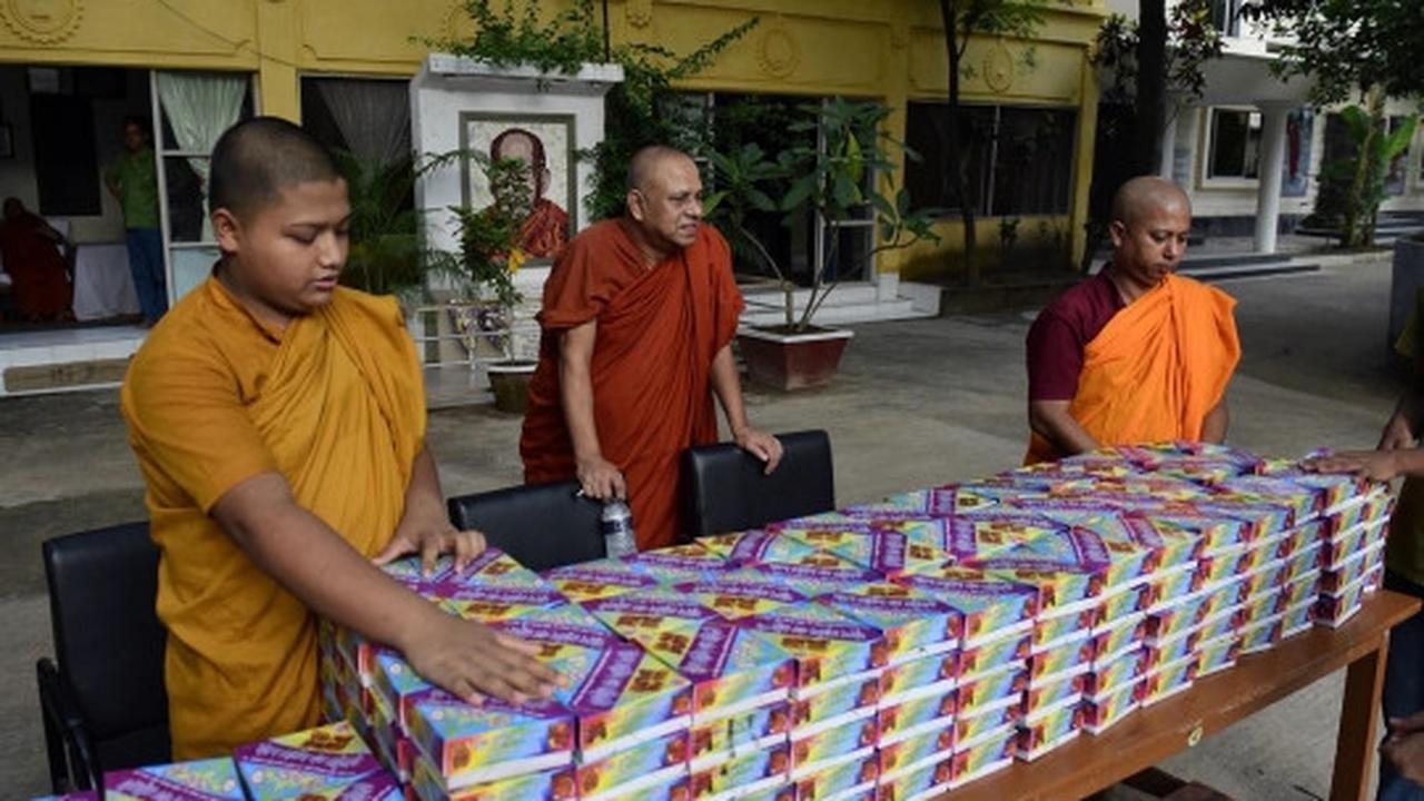 Momen langka, biksu di Bangladesh bagi-bagi takjil ke muslim