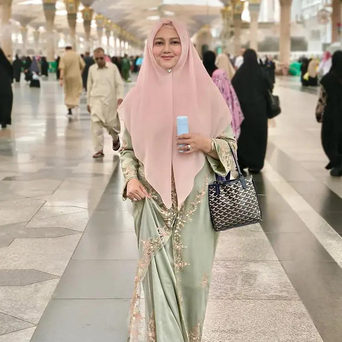 7 Potret Artis Lebaran 2025 di Tanah Suci, Bella Saphira hingga Adipati Dolken