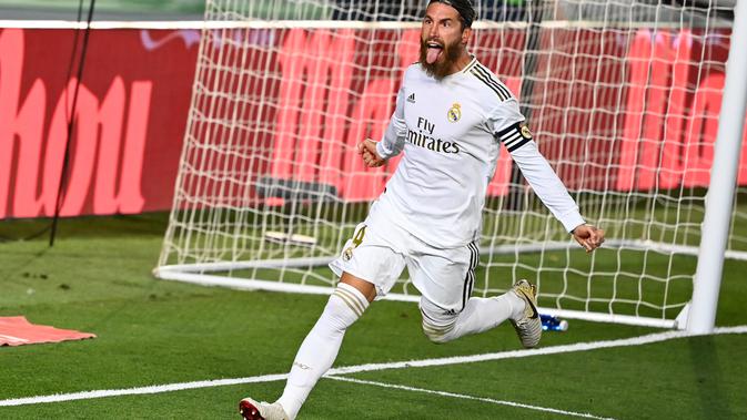 Bek Real Madrid Sergio Ramos menentukan kemenangan tim atas Getafe pada laga La Liga di Estadio Alfredo di Stefano, Kamis (2/7/2020) atau Jumat dini hari WIB. (AFP/Gabriel Bouys)