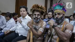 Anes Tabuni dan Ambrosius Mulait jelang mengikuti sidang lanjutan kasus pengibaran bendera bintang kejora di PN Jakarta Pusat, Senin (20/1/2020). Saat sidang, dua terdakwa kasus tersebut ngotot memakai koteka. (Liputan6.com/Faizal Fanani)