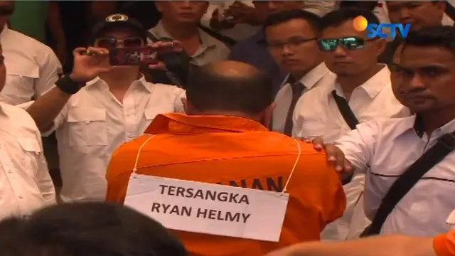 Dalam pra-rekonstruksi yang dijaga ketat petugas bersenjata lengkap, Helmi memperagakan 23 adegan.