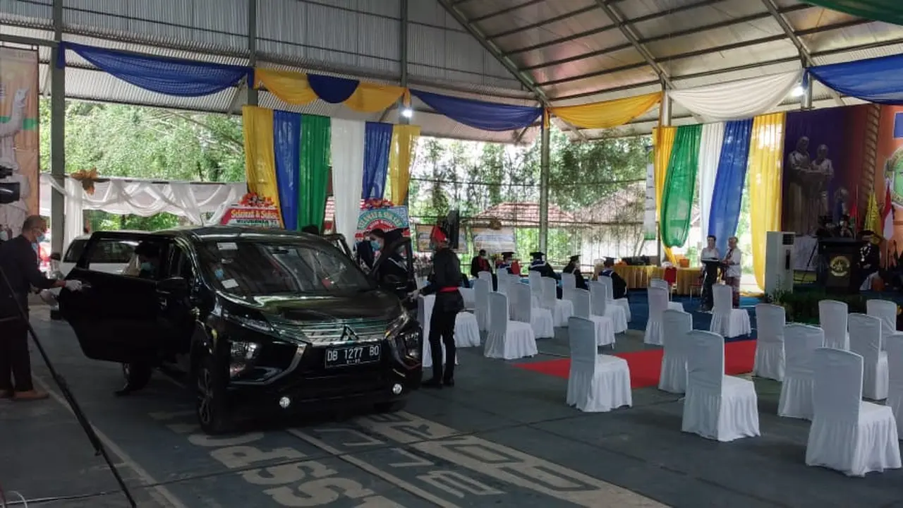 Unika De La Salle Manado mengambil model wisuda yang berbeda yakni secara ‘drive through’, merupakan suatu yang unik dan pertama kali dilaksanakan di Sulut.