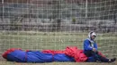 Suporter berharap kekurangan dana menyelesaikan bendera merah putih raksasa terpenuhi pada awal 2016 sehingga rencana pembentangan bendera di Stadion Utama Gelora Bung Karno, Jakarta, dapat terwujud di tahun 2016. (Bola.com/Vitalis Yogi Trisna)