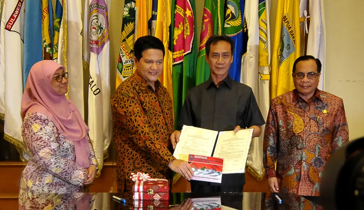 Ketua KPU, Husni Kamil Manik (kedua kiri) bersama Sekretaris Jenderal Kemendagri Yuswandi A. Tumenggung (kedua kanan) berfoto bersama usai penyerahan DP4 Pilkada Serentak 2015 di Kemendagri, Jakarta, Rabu (3/6/2015). (Liputan6.com/Yoppy Renato)