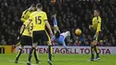 Pemain Manchester City, David Silva melakukan tendangan salto pada lanjutan Liga Premier Inggris di Stadion Vicarage Road, Inggris, Minggu (3/1/2016) dini hari WIB. Manchester City menang 2-1. (Reuters/Stefan Wermuth)