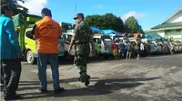 Armada bantuan bencana banjir pada 4 kabupaten di Sultra, dikawal anggota TNI untuk mengantisipasi potensi penjarahan dari warga. (Liputan6.com/Ahmad Akbar Fua)