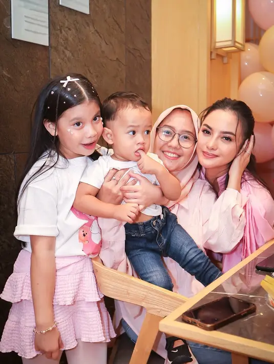 Stocking putih dan sepatu sneakers melengkapi tampilannya, memberikan nuansa anak-anak yang ceria namun tetap fashionable.  [@ririnekawati].